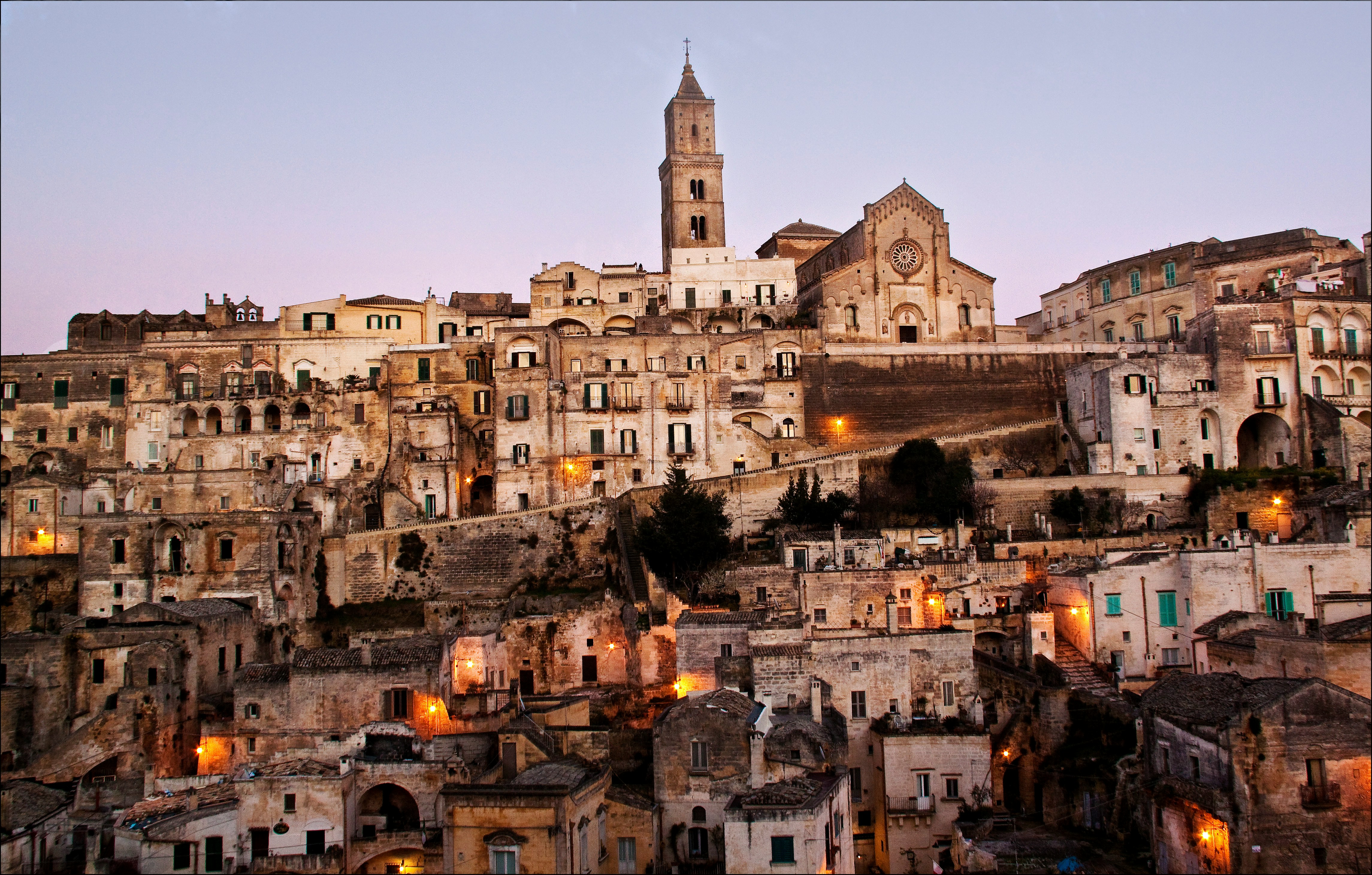 Staro italijansko mesto Matera v somraku