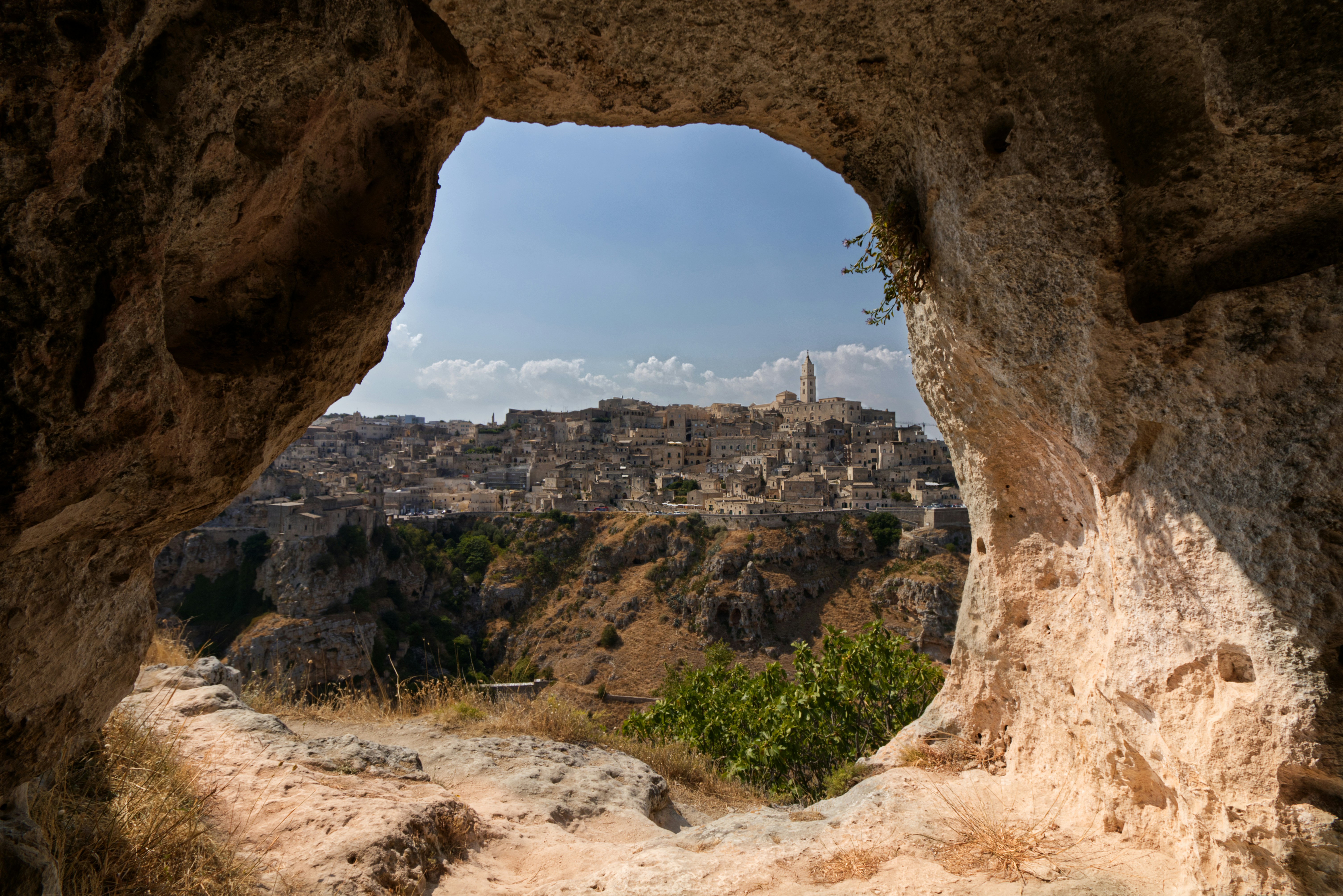 Pogled iz naravne jame na starodavno italijansko Matero