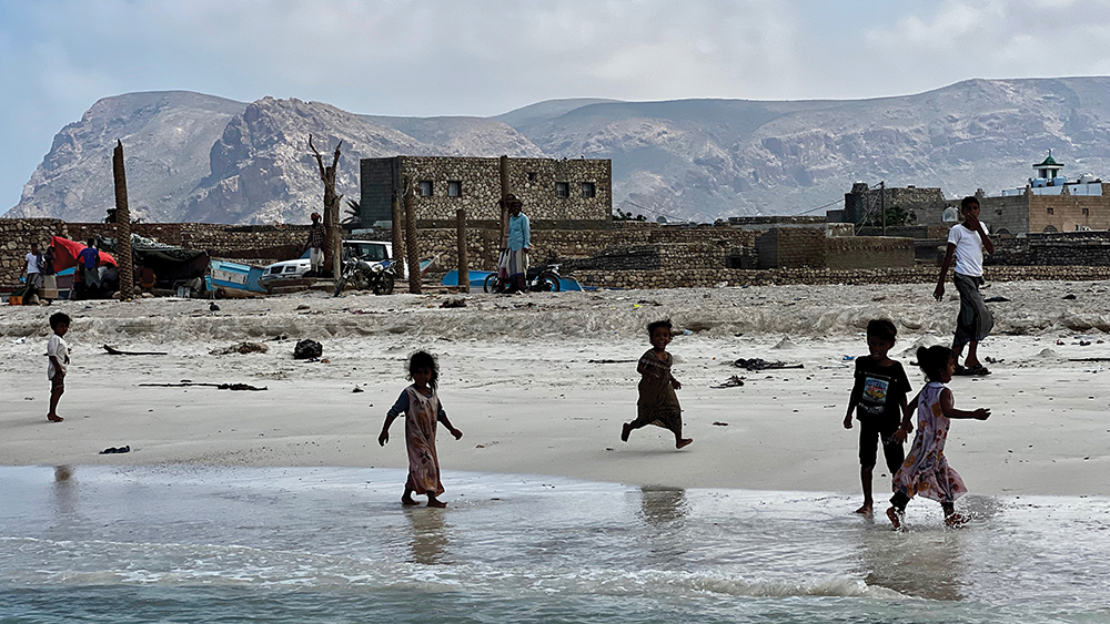 Otroci med kopanjem na plaži na Sokotri