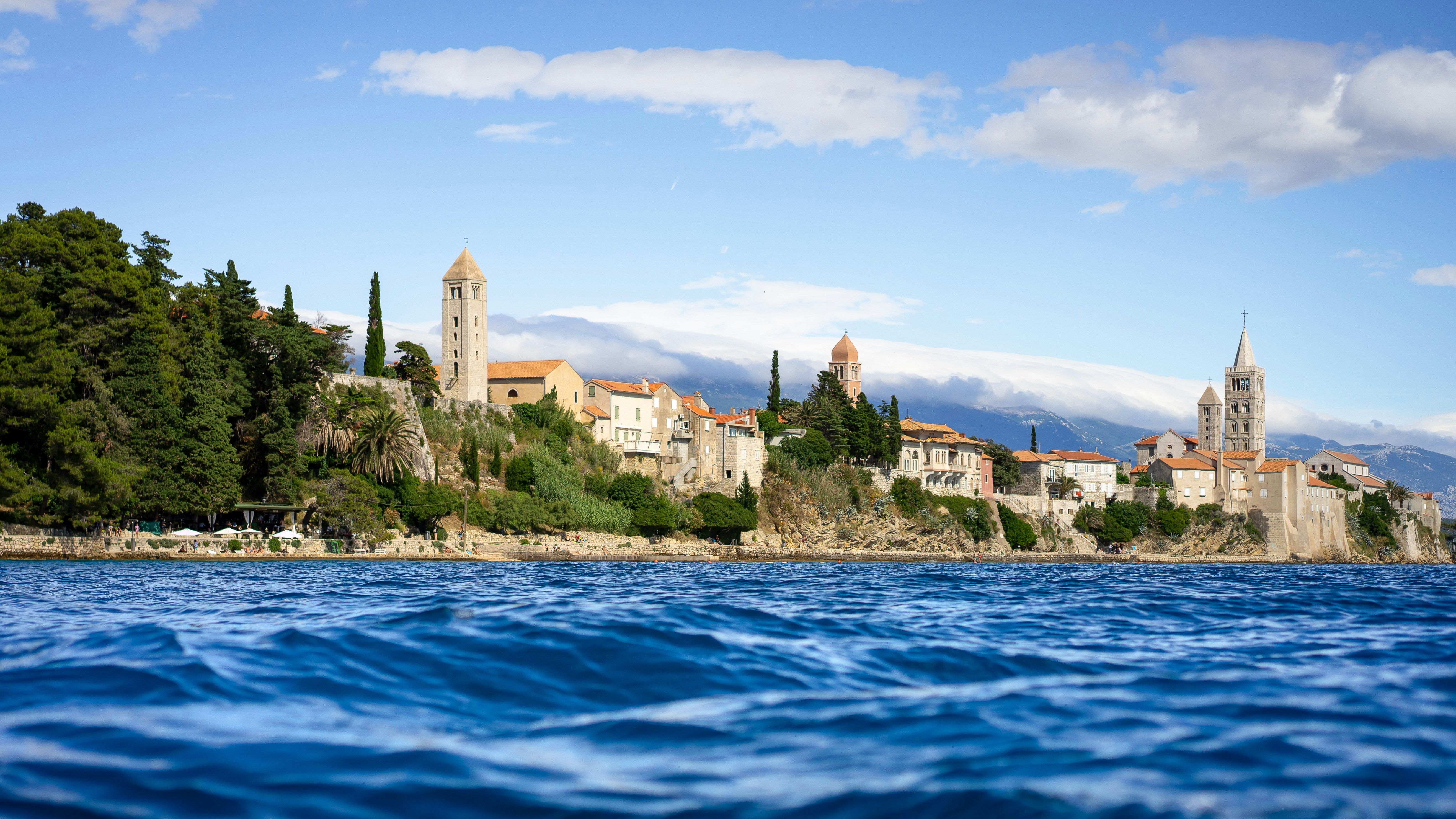 Srednjeveško mestece na mediteranski/jadranski obali