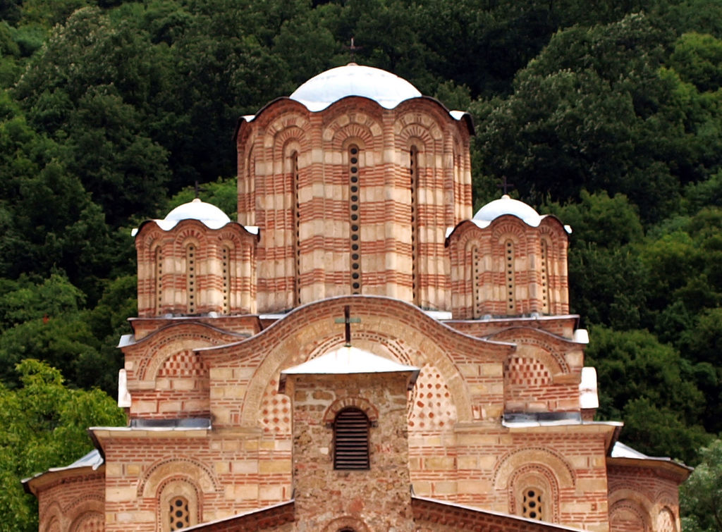 Kupola opečnatega srbskega samostana ravanica
