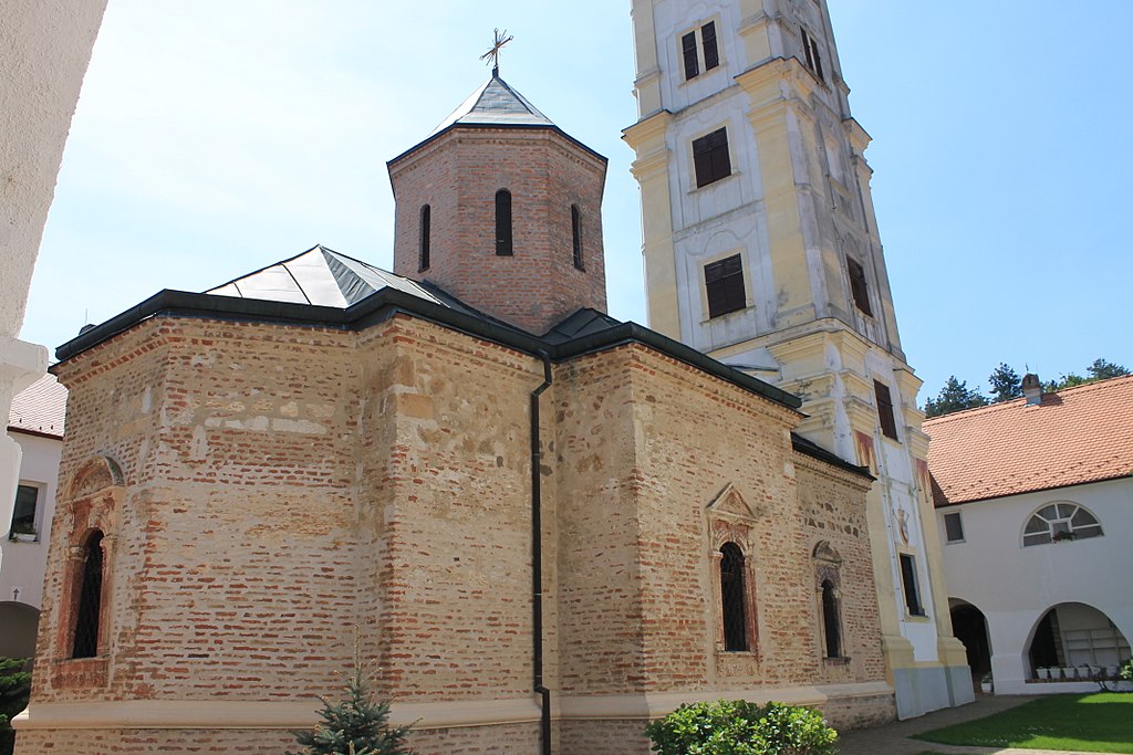 Srbski samostan brez fasade v soncu