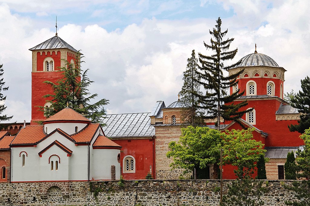 Srbski samostan Žiča rdeče barve